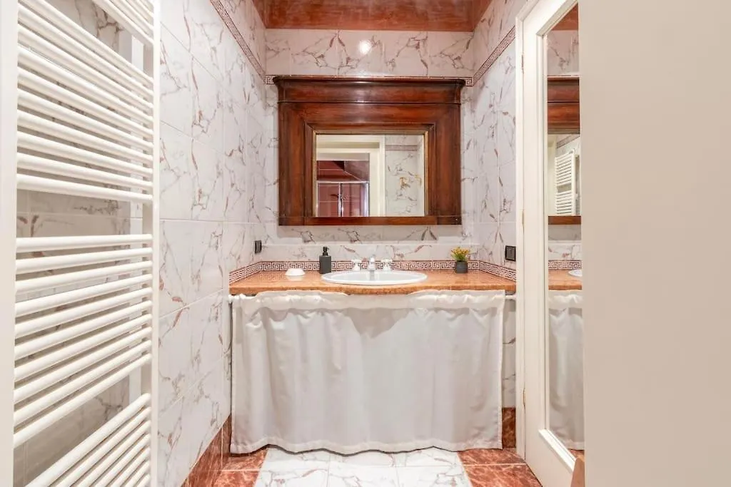 Canal View Luxury Heritage Retreat 2 Bedroom Venice