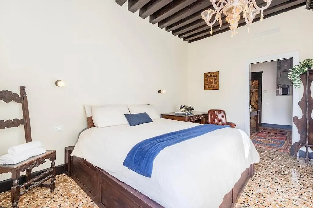 Canal View Luxury Heritage Retreat 2 Bedroom Venice Apartment