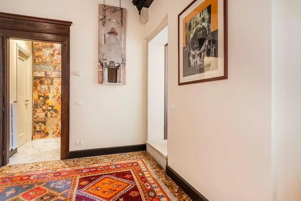 Canal View Luxury Heritage Retreat 2 Bedroom Venice Italy