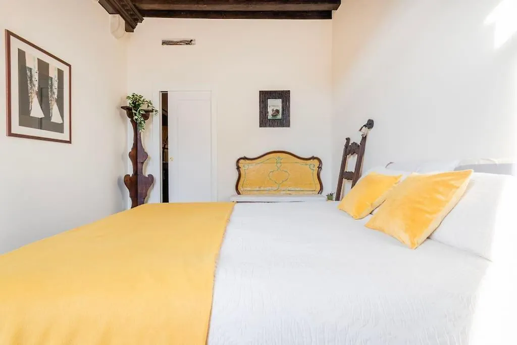 Canal View Luxury Heritage Retreat 2 Bedroom Venice