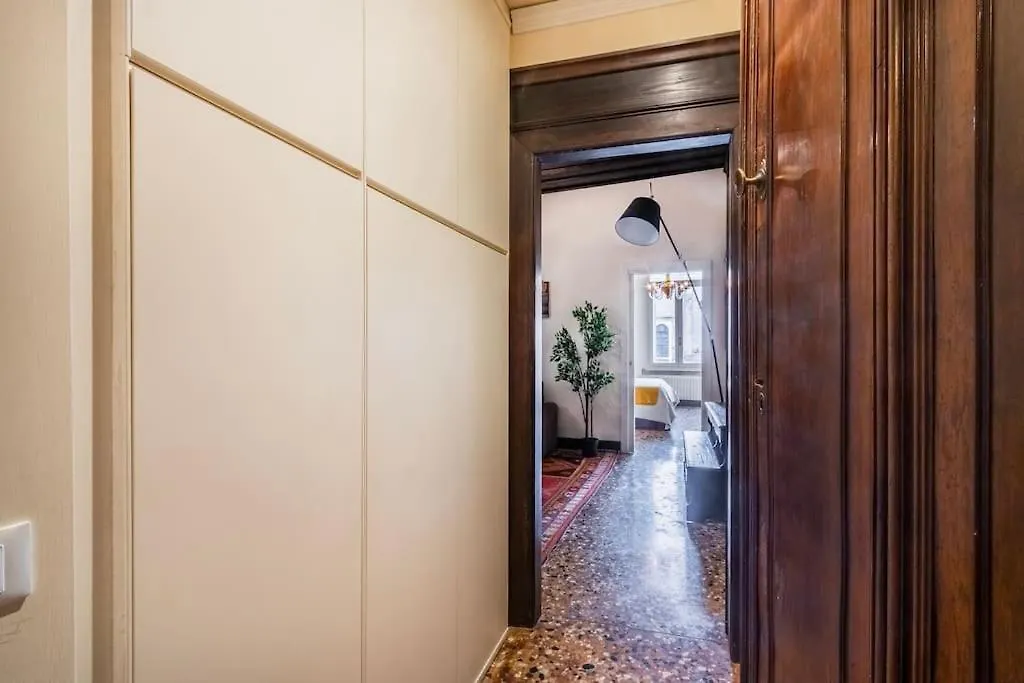 Canal View Luxury Heritage Retreat 2 Bedroom Venice Apartment
