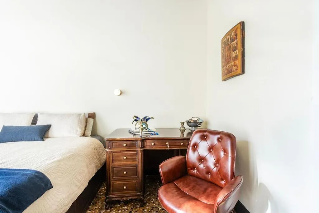 Canal View Luxury Heritage Retreat 2 Bedroom Venice 0*,  Italy