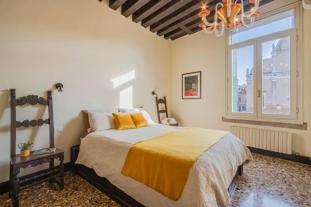 Canal View Luxury Heritage Retreat 2 Bedroom Venice Apartment